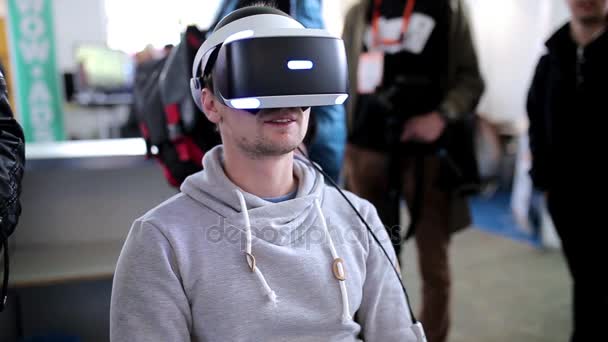 Man uses virtual reality glasses — Stock Video