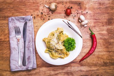 Beyaz tabakta mantı