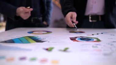 İki işadamları grafik ofiste tartışıyor