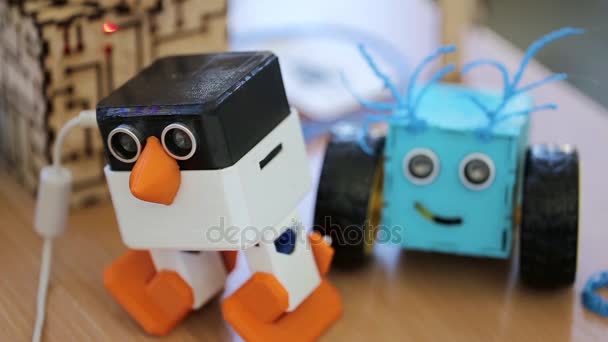 Robot pingüino en acción — Vídeo de stock