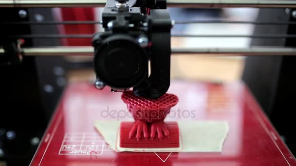 3D-Drucker druckt eine rote Figur — Stockvideo