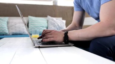 Kafede dizüstü bilgisayarda yazarak adam