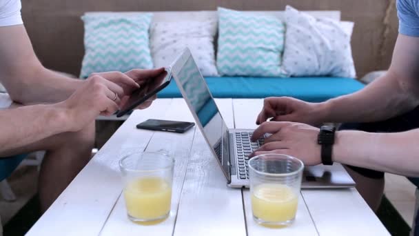 Dos amigos descansan en un café. — Vídeo de stock