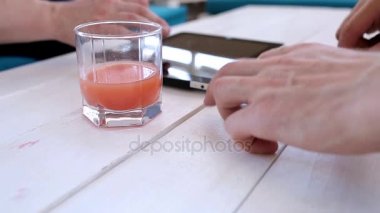 Elinde bir tablet üzerinde yazdırılır