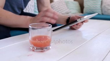 Adam bir tablete yazdırır ve içecekler suyu