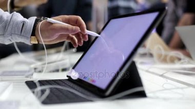 Grafik Tasarımcı Dijital Tablet Kullanıyor