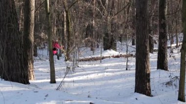Kadın ormanın içinden geçecek