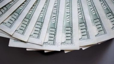 Para üzerinde dönen bir tablodur