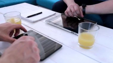 Bir kafede tablet ile çalışıyor