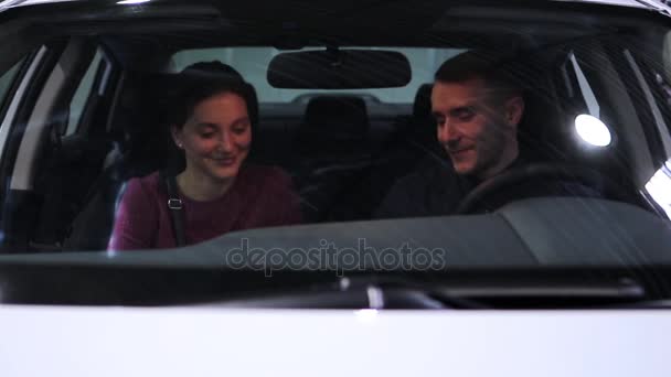 Una pareja tiene una charla en el coche — Vídeo de stock