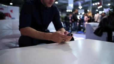 Bir adam bir telefon kullanma