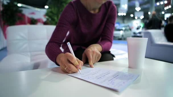 Girl preparing for the interview — Stock Video