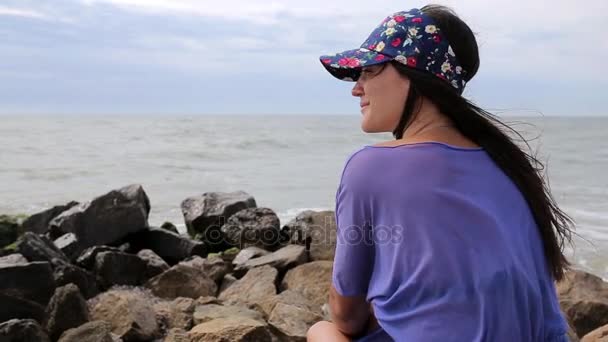 Jovem Sentada Beira Mar — Vídeo de Stock