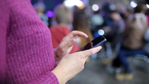 Flicka Använder Mobiltelefon Konferensrummet — Stockvideo