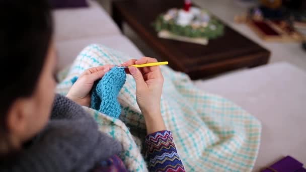 A menina tricota um lenço — Vídeo de Stock