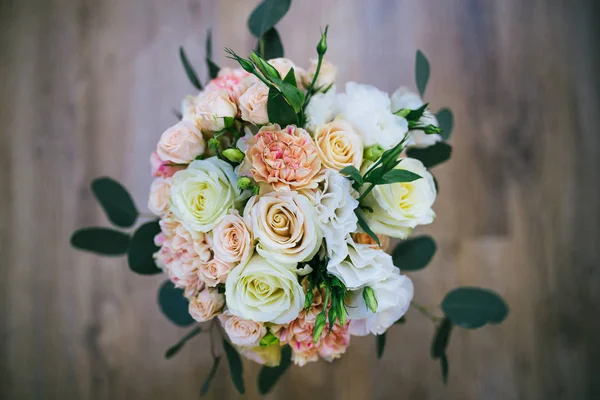 Wedding bouquet with rings on it — Stock Photo, Image