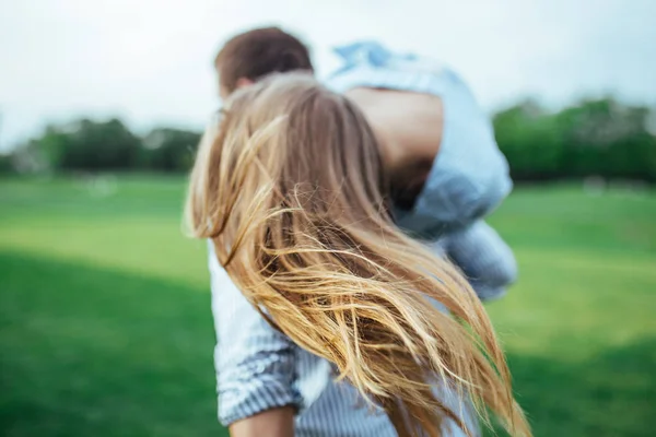Genç adam ve kız birlikte mutluyuz — Stok fotoğraf