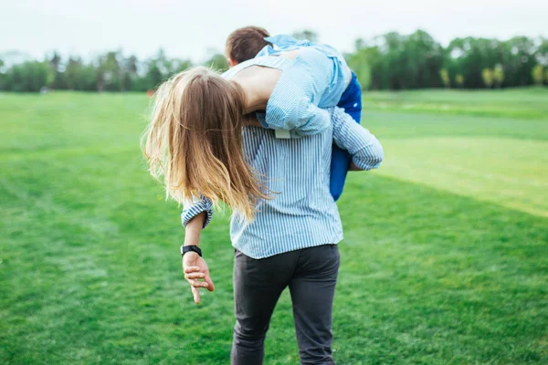Пара молодых людей веселятся на зеленой поляне — стоковое фото