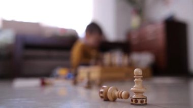 Küçük bir çocuk oyuncakları ile oynarken