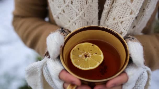 Chica con una taza de té — Vídeo de stock