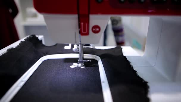 自动缝纫机绣花图案在深色织物上 — 图库视频影像