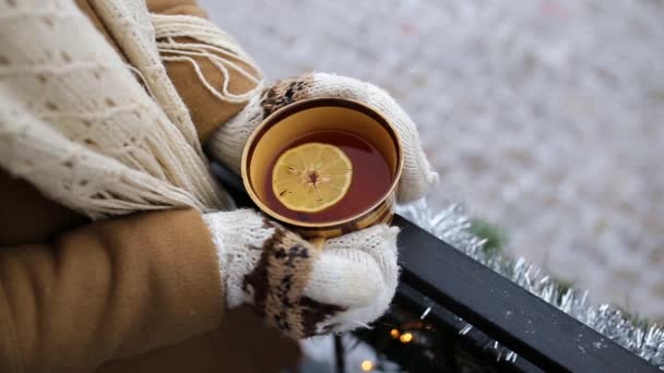 Fille Est Debout Sur Porche Avec Une Tasse Thé — Video