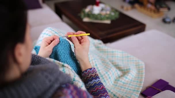 女子编织一条围巾 — 图库视频影像