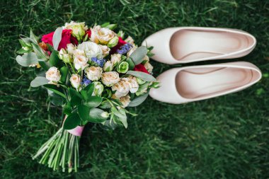 Gelin buket düğün çim üzerinde yalan
