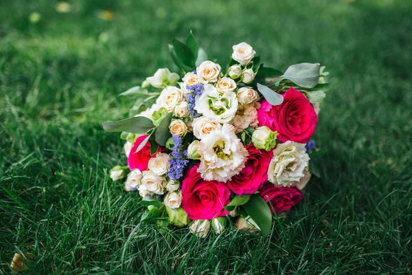 Bruidsboeket van verse bloemen — Stockfoto