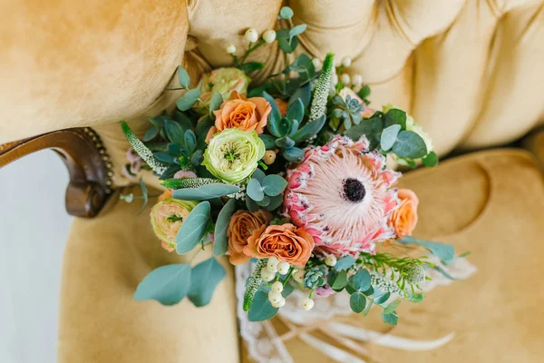 Bridal bouquet on the couch — Stock Photo, Image