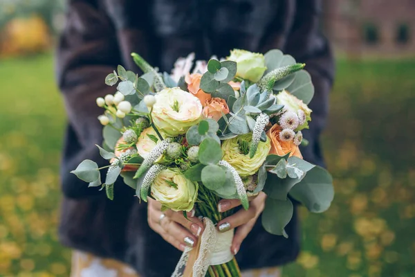 Bride with wedding bouquet — Stock Photo, Image