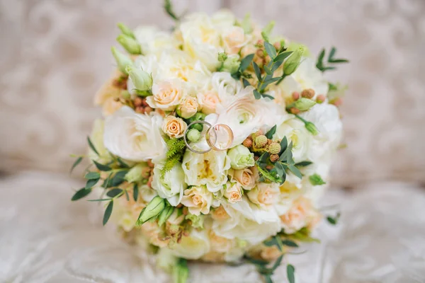 Bridal bouquet on the couch — Stock Photo, Image