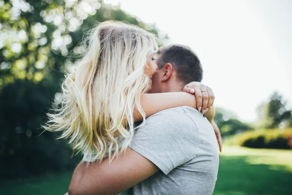 Liefhebbers hebben samen een goede tijd — Stockfoto