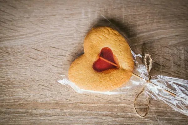 Çerez bir kalp şeklinde bir sopa