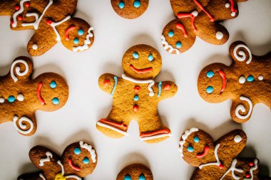 Beyaz arka planda zencefilli çörekler