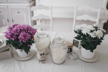 Çiçekler beyaz masa örtüsü