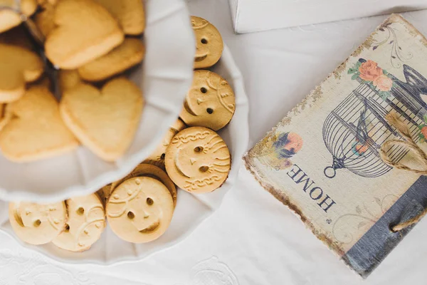 Cookies and a notebook on the kitchen table — Stock Photo, Image