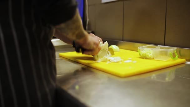 Snijden Groen Keuken Van Het Restaurant — Stockvideo