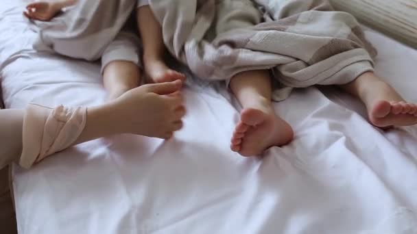 Maman Chatouillait Les Jambes Des Enfants Couverts Une Couverture — Video