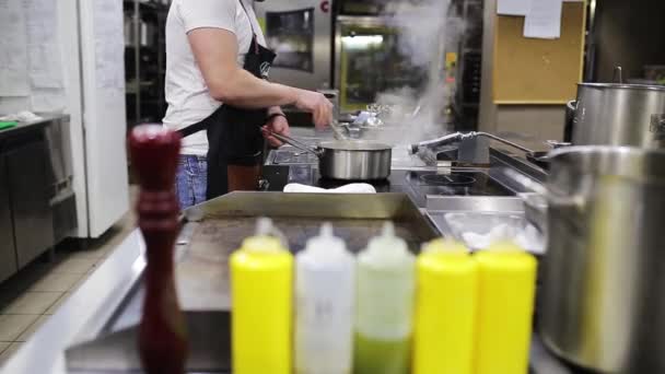 Cook Restoranda Yemek Pişiriyor — Stok video