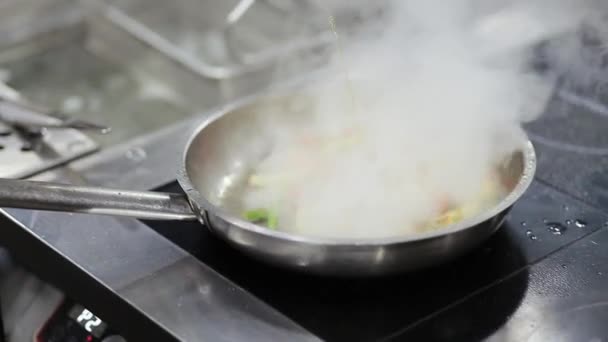 Chef Masculino Preparando Legumes — Vídeo de Stock