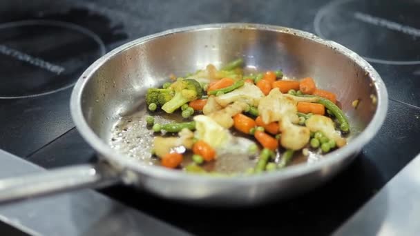 Cocinero Hornea Verduras Sartén — Vídeos de Stock