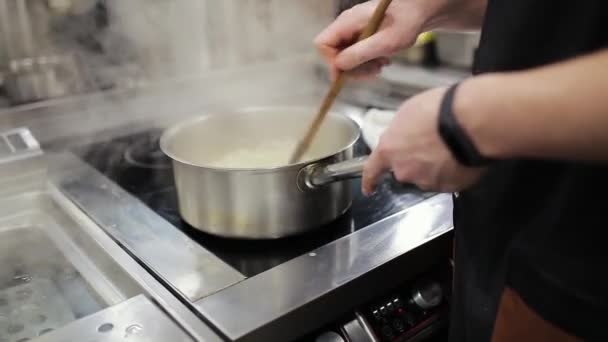 Koch Bereitet Essen Der Küche — Stockvideo