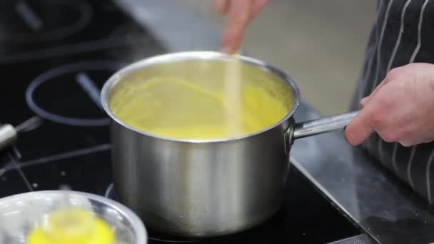 Cozinheiro Prepara Purê Batatas — Vídeo de Stock