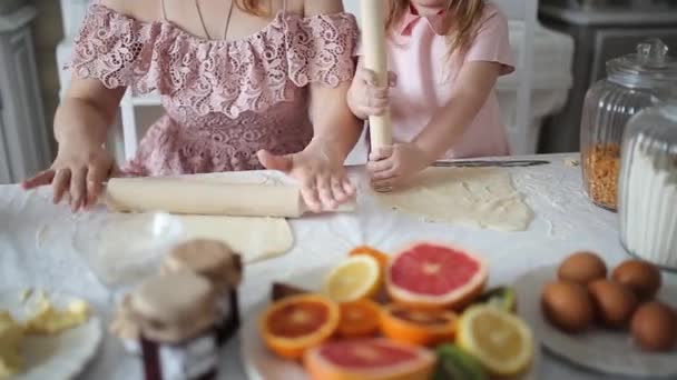 Matka Uczy Córkę Zrobić Ciasto Stole — Wideo stockowe