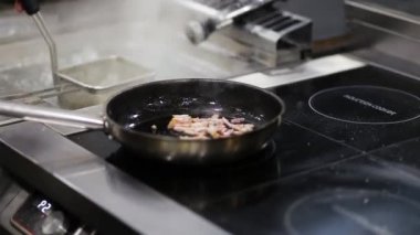 Aşçı bit pastırma bir tavada kızartma