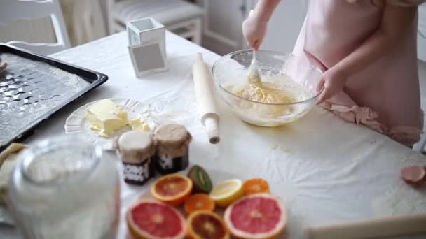 Moeder Haar Jonge Dochter Lesgeven Aan Cook — Stockvideo