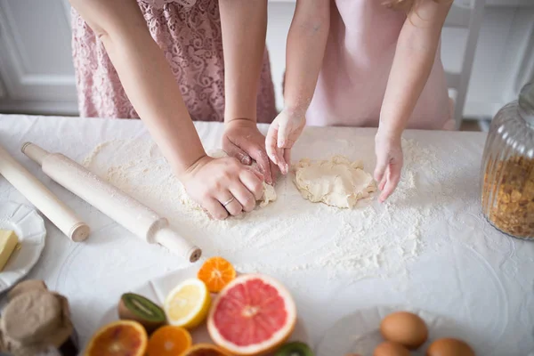 Córka z mamą Zagnieść ciasto na ciastka — Zdjęcie stockowe