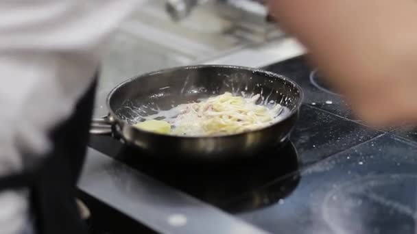 Cozinheiro Prepara Espaguete Com Fatias Bacon — Vídeo de Stock