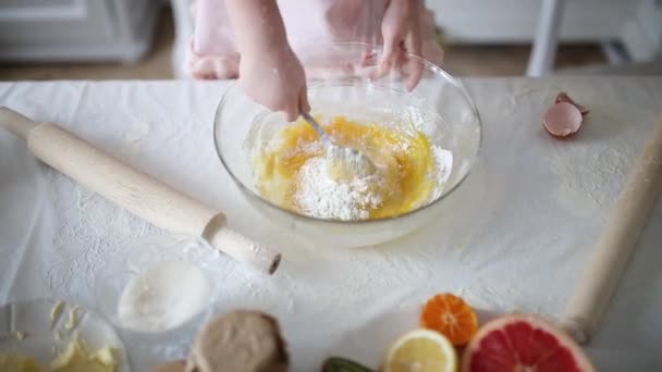 Mãe Ensinando Sua Filha Jovem Para Cozinhar — Vídeo de Stock